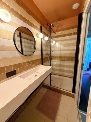 Shower, hair dryer, towels, soap - Family home 5 minutes from the lake and in the heart of Talloires village (Talloires-Montmin)