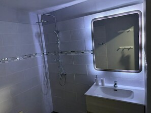 Bathroom - Homerez - Modern apartment in Le Robert (Le Robert)
