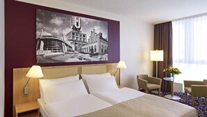 1 chambre, bureau, fer et planche à repasser, lit de bébé portatif