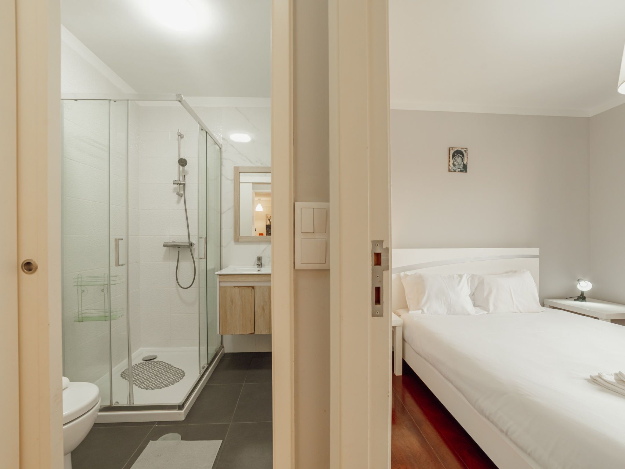 Une chambre d’hôtel avec douche, toilettes et un lit.