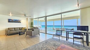 Living area - Experience true beachfront living Honolulu’s prestigious Gold Coast @ Sans Souci (Honolulu, HI)