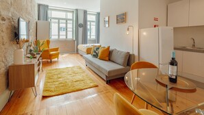 En moderne lejlighed med opholdsstue, køkken og spiseplads.