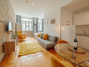 Eine moderne Wohnung mit Wohnbereich, Küche und Essbereich.