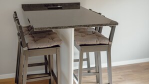 Uma mesa de jantar com duas cadeiras, cada uma com assento acolchoado.