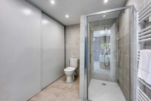 Secadora de cabello, toallas, jabón, papel de baño 