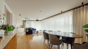 Een moderne woonruimte met een eethoek, keuken en zithoek.