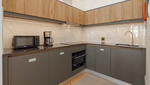 Una cocina moderna equipada con microondas, cafetera y horno.