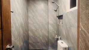 A bathroom with a toilet, a shower, and a bathtub. - Sipalay Cozy Garden Stay (Sipalay)