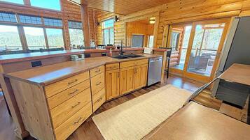 Fridge, microwave, stovetop, dishwasher