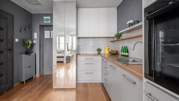 Classic Apartment, Courtyard View | Dapur peribadi | Cerek elektrik, kerusi tinggi