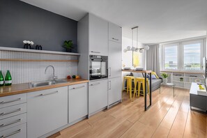 Classic-Apartment, Blick auf den Innenhof | Eigene Küche | Wasserkocher, Hochstuhl