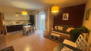 Un apartamento moderno con cocina, comedor y sala de estar.