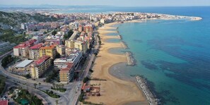 Una spiaggia nelle vicinanze
