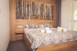 Chambre classique double, vue sur le jardin | Literie de qualité, lit avec matelas en mousse à mémoire, minibar