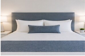 Classic Room, City View - The Danforth Suites (Toronto)