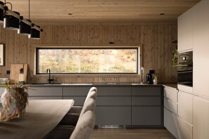 Fridge, microwave, oven, stovetop - Villa Fossen with sauna and jacuzzi (Vrådal)