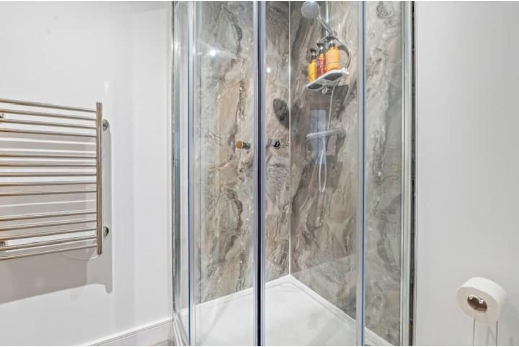 Douche, sèche-cheveux, savon