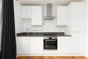 Fridge, microwave, oven, stovetop - New! Lovely 1BR in Anerley by Crystal Palace Park (Greater London)