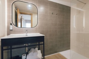Deluxe Studio | Bathroom | Shower, hair dryer, towels, toilet paper - Monlar Campanar (Valencia)