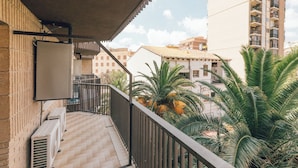 A balcony with a view of palm trees and buildings. - Monlar Campanar (Valencia)