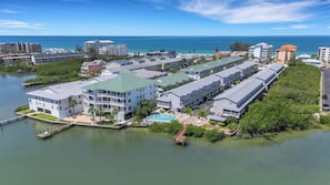 Ein Küstenhotel mit Pool, mehreren Gebäuden und Blick auf den Ozean.