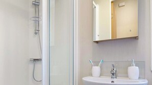 Bathroom - Our Silver Caravans are a great base for any family holiday. (Hunters Quay, Argyll)