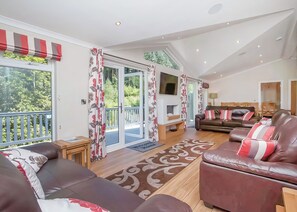 TV - Luxury Lodge 5 bed Hot Tub (Lochgoilhead, on the Drimsynie Estate, Argyll)