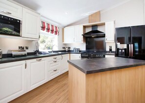 Fridge, oven, stovetop, toaster - Luxury Lodge 5 bed Hot Tub (Lochgoilhead, on the Drimsynie Estate, Argyll)
