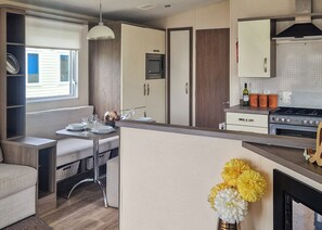 Fridge, oven, stovetop, toaster - Birch 3-bedroom Pet Friendly (Clynderwen)