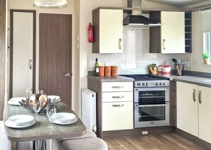 Fridge, oven, stovetop, toaster - Birch 3-bedroom Pet Friendly (Clynderwen)