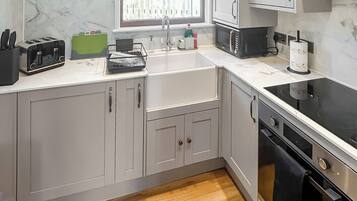 Fridge, oven, stovetop, toaster