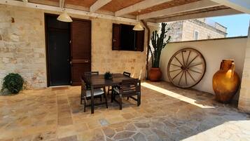 Appartamento Comfort, 1 camera da letto, patio, vista giardino | Ristorazione all'aperto