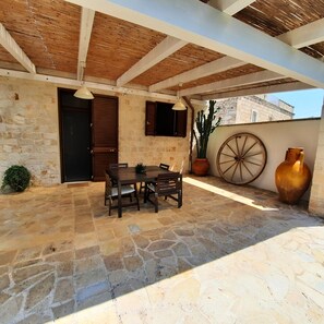 Appartamento Comfort, 1 camera da letto, patio, vista giardino | Ristorazione all'aperto