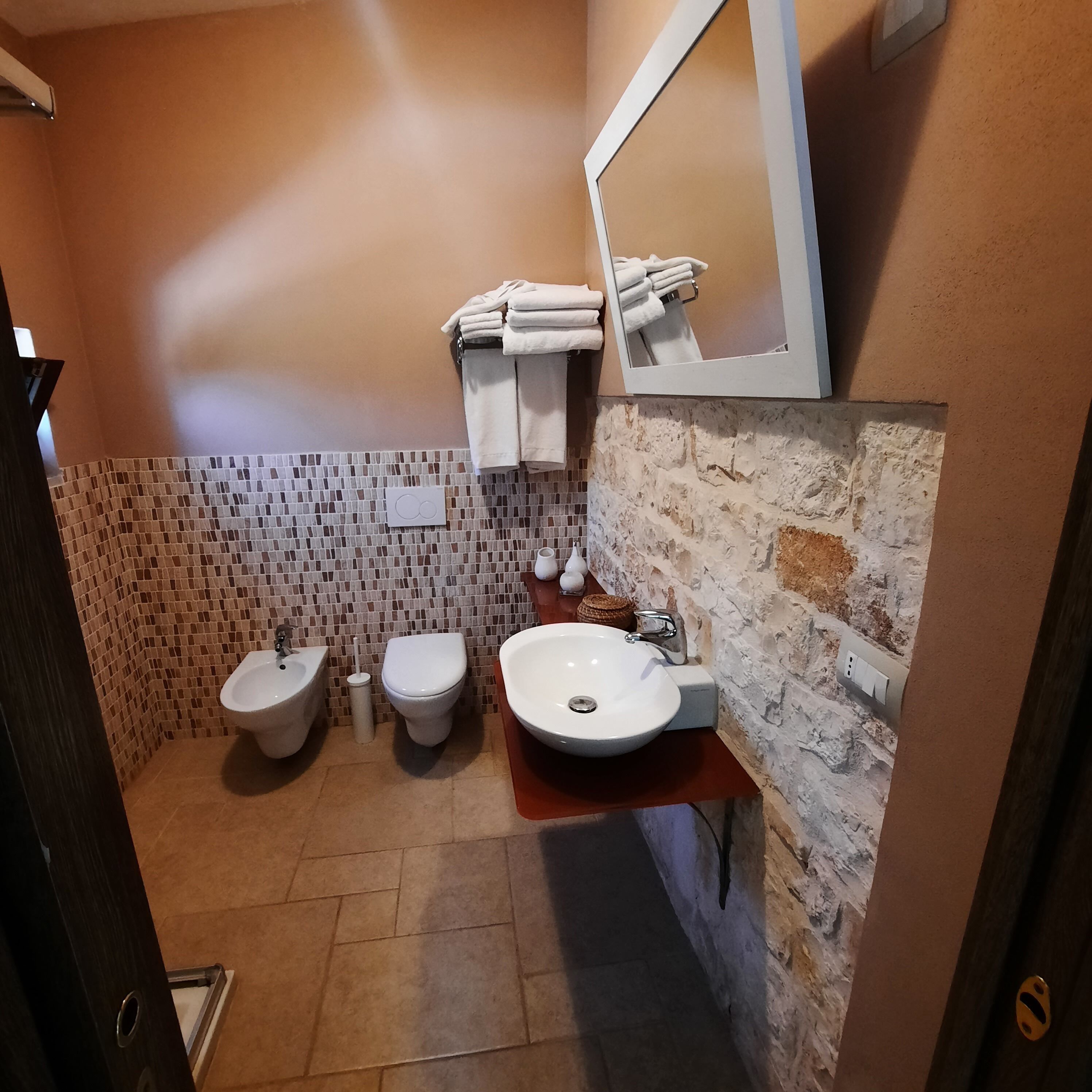 Comfort Condo, 1 Bedroom, Patio, Garden View | Bathroom | Shower, hair dryer, towels, soap