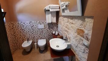 Appartamento Comfort, 1 camera da letto, patio, vista giardino | Bagno | Doccia, asciugacapelli, asciugamani, sapone