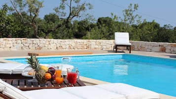 Piscina stagionale all'aperto, lettini