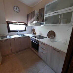 Comfort Condo, 1 Bedroom, Patio, Garden View | Private kitchen | Mini-fridge, oven, stovetop, dishwasher
