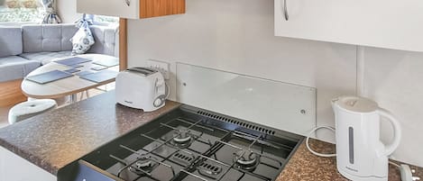 Refrigerador, horno, parrilla de estufa y tostadora