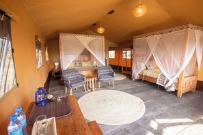 Deluxe Double Room, Garden View | Peti besi dalam bilik, cadar katil 