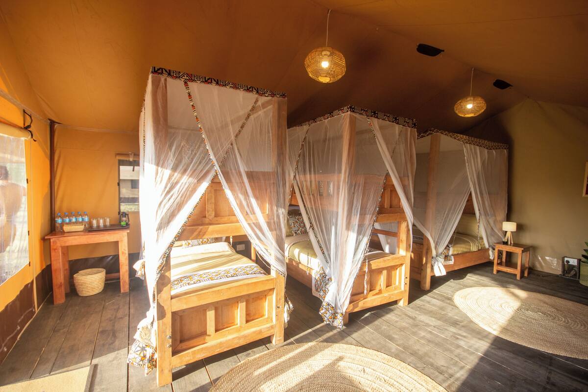 Deluxe Tent | Peti besi dalam bilik, cadar katil 