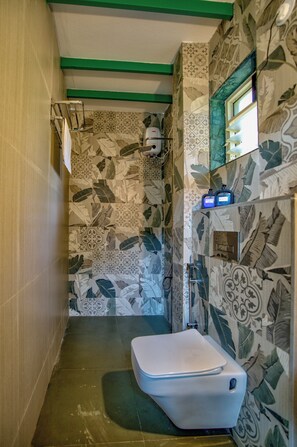 Premium Loft Room | Bathroom - Casa Arvona (Calangute)