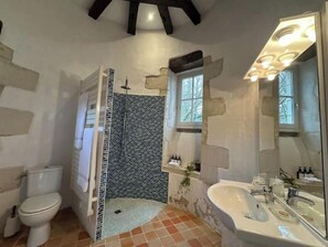 Bathroom - Le Salon at La Brosse Estate – Accessible & Pet-Friendly Countryside Escape (Lureuil)
