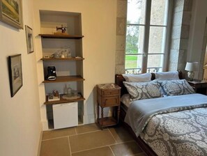 Room - Le Salon at La Brosse Estate – Accessible & Pet-Friendly Countryside Escape (Lureuil)