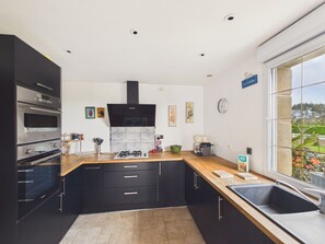 Fridge, microwave, oven, dishwasher - House for 6 with jacuzzi and large garden (Treffiagat)
