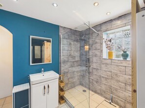 Shower, hair dryer - House for 6 with jacuzzi and large garden (Treffiagat)