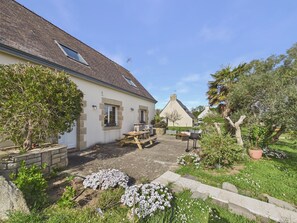 Outdoor dining - House for 6 with jacuzzi and large garden (Treffiagat)