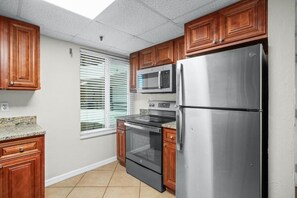 Private kitchen - Cozy 1-bedroom apartment in perfect Ormond Beach with AC and gym tropic sun (Ormond Beach)