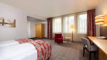 Een bureau, een strijkplank/strijkijzer, gratis wifi, beddengoed