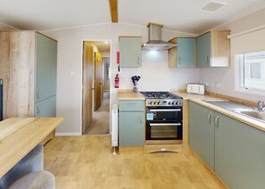 Fridge, oven, stovetop, toaster - 2 bedroom accommodation in Crowle (Crowle)