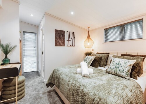 Ebony Lodge VIP Hot Tub and Pet Friendly